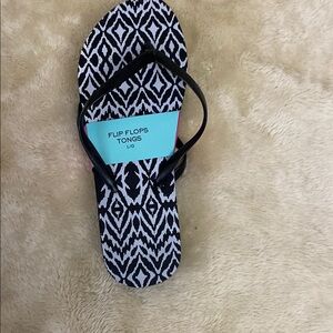 NEW 9-9.5 Women's Black & White Patterned Flip Flop Sandals